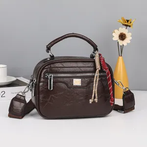 Detailansicht der braunen Vintage Öl-Wachs-Leder Handtasche, weiches Material mit Reißverschluss.
