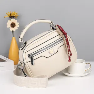 Detailansicht der eleganten beige Ölwachs-Leder Boston Handtasche mit edler Textur und Beschlägen.