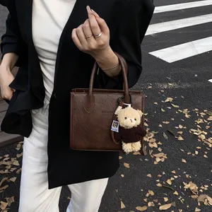 Herbst neue minimalistische vielseitige Umhängetasche Eimer Handtasche mit Plüsch Bär Anhänger