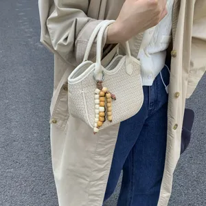 Geflochtene Eimer Tasche Damen Vintage Stil Henkeltasche mit niedlichem Perlen Anhänger.