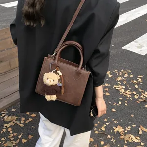 Braune Leder Umhängetasche für Damen mit süßem Bärenanhänger, stilvolle Herbst Alltagstasche.