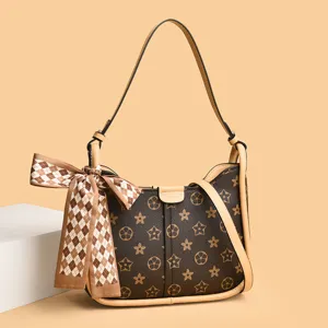 Einfallsreiche braune Schultertasche mit Karoband-Akzent, elegante Damen Handtasche Alltag.