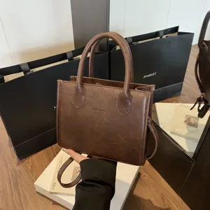 Elegante braune Lederhandtasche für Damen, vielseitige Umhängetasche mit Henkeln.