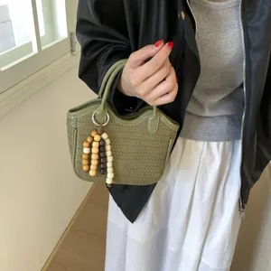Retro geflochtene Eimer Tasche für Damen, schicke grüne Handtasche mit Perlen für Alltag.