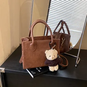 Braune PU Leder Handtasche für Damen, schicke Tasche mit süßem Bären Plüsch Anhänger für Herbst.