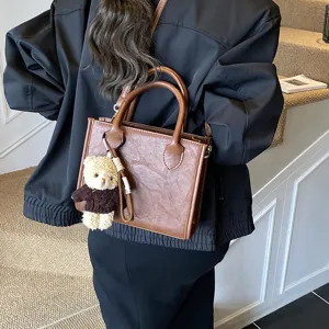 Schicke braune PU Leder Handtasche mit Bären Anhänger, vielseitige Umhängetasche für Damen.