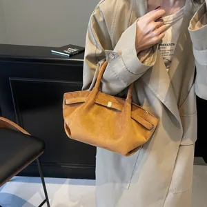 Damen Vintage braune Wildleder Handtasche, elegante Schultertasche mit schickem Metallschnallen.