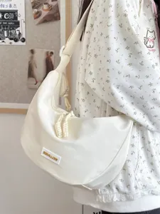 Lässige weiße Segeltuch Umhängetasche für Damen, stilvolle Freizeittasche mit Knoten und Reißverschluss.