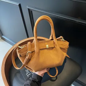 Braune Vintage Wildleder Handtasche, eine stilvolle retro Umhängetasche für Damen.