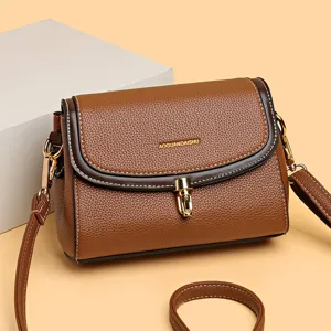 Detailansicht der stilvollen braunen Schultertasche aus Leder mit schicker Klappe und Metallverschluss.