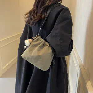 Schicke lässige Nylon Eimer Tasche mit Schultergurt und Anhänger für Damen und Schule.