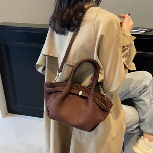 Braune Wildleder Vintage Tote Bag, stilvolles Umhänge- und Schultertaschen Design für Damen.