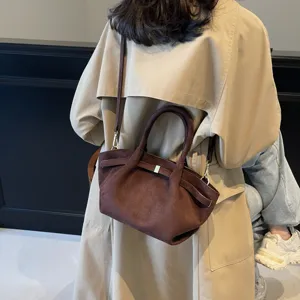 Schicke braune Wildleder Umhängetasche für Damen, Retro Crossbody Tasche mit Metallteilen.