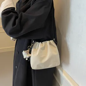 Lässige Nylon Beultasche für Damen, stilvolle Schulter-Umhängetasche mit süßem Plüschanhänger.