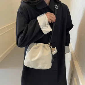 Lässige Nylon Eimer Tasche für Damen, trendige Umhängetasche für den täglichen Gebrauch.