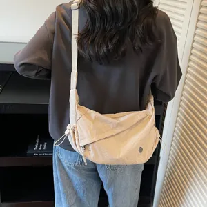 Lässige Umhängetasche aus Nylon für Damen, leichte Halbmond Maultasche für den Alltag.