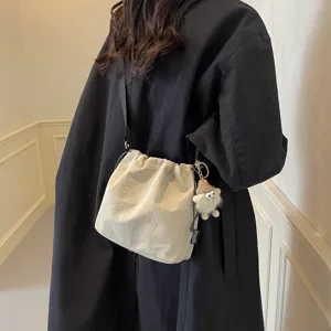 Lässige Nylon Beuteltasche für Damen, modische Umhängetasche mit süßem Plüschanhänger.