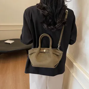 Vintage Wildleder Umhängetasche für Damen, elegante Retro Schultertasche mit Griff und Gurt.