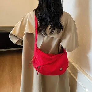 Wasserdichte lässige Nylon-Umhängetasche für Damen, modische Pendler-Dutt-Tasche Detail.