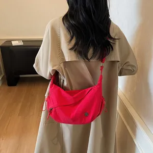 Rote Nylon Umhängetasche für Damen, lässige Dumpling Schultertasche, modische Freizeittasche.