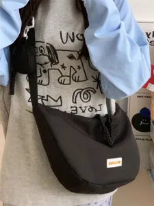 Detailansicht der schwarzen Canvas-Umhängetasche in Halbmondform mit praktischem Kordelzug.