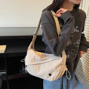 Wasserdichte, lässige Nylon-Umhängetasche für Damen im minimalistischen Modedesign.