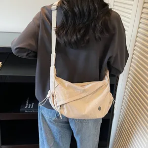 Detailansicht der lässigen Nylon-Umhängetasche mit verstellbarem Gurt und Kordel.