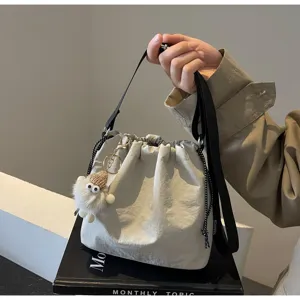 Modische Nylon Beuteltasche für Damen, lässige Schulter Umhängetasche mit Plüsch Anhänger.