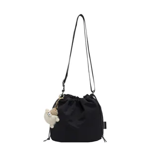 Lässige schwarze Nylon-Beuteltasche für Damen, trendige Umhängetasche mit süßem Plüsch-Anhänger.