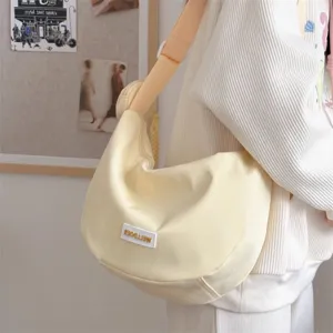 Lässige Damen Umhängetasche aus Segeltuch, trendige Crossover Tasche mit breitem Gurt.