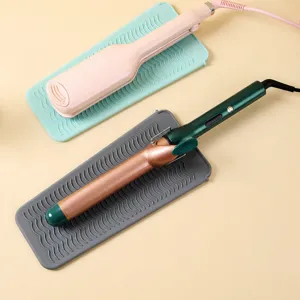 Set di tappetini termoresistenti in silicone con ferro arricciacapelli e piastra per capelli.