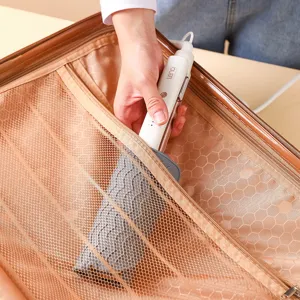 Arricciacapelli elettrico portatile con tappetino termico in silicone per viaggi.