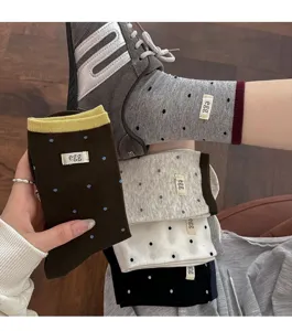 Comfortabele katoenen middelhoge sokken met schattige stippen en stijlvolle labels.
