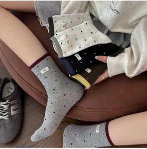 Katoenen polkadot halverwege de kuit sokken met label, chique casual herfststijl