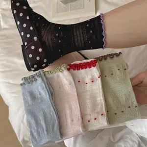 Chaussettes en filet transparent pour femmes avec volants en dentelle et détails floraux.