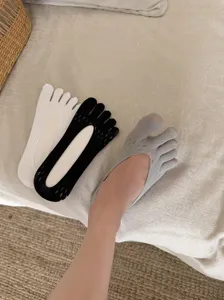 Calzini invisibili da donna ultrasottili a cinque dita, design traforato traspirante.