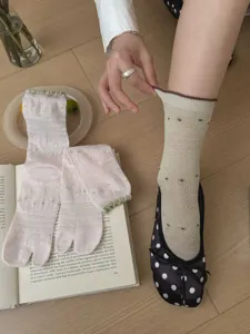 Chaussettes séparées fines pour femmes avec dentelle, détail soie d'été respirante.