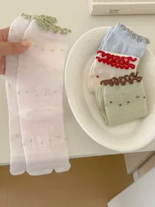 Vue détaillée de chaussettes d'orteils d'été fines pour femmes avec volants et pois mignons.