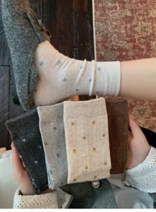 Calzini da donna vintage in cotone con fiori, comodi calzini autunnali casual abbinati.