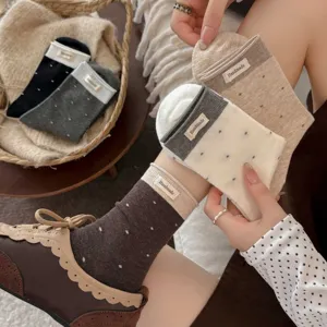 Vue détaillée de chaussettes mi-mollet à pois rétro avec étiquette en tissu, style automnal.