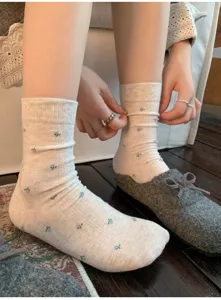 Primo piano dettaglio di calzini al polpaccio in cotone floreale vintage per donna.