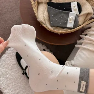 Chaussettes mi-mollet à pois rétro français avec revers contrastés et charmante étiquette.