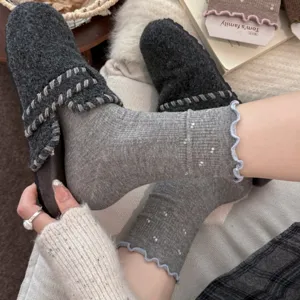 Calzini autunnali accoglienti con volant e pois per donna, morbida maglia casual.