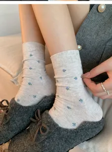 Calzini al polpaccio stile retro giapponese da donna con grazioso motivo floreale blu, cotone morbido.
