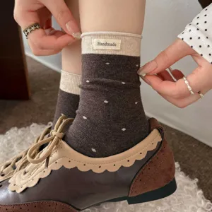 Chaussettes mi-hautes à pois marron style rétro français avec étiquette handmade automne.