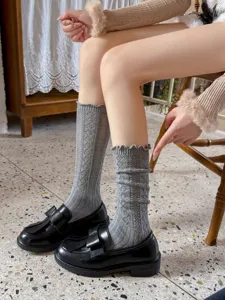 Calzini donna a metà polpaccio in maglia, pizzo traforato, stile casual dettaglio.