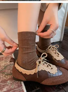 Calzini a metà tubo con fiori marroni, calzini in cotone retrò abbinati a scarpe casual.