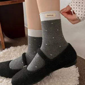 Chaussettes mi-mollet à pois style vintage français avec poignets contrastés et étiquette.