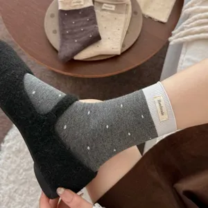 Vue détaillée de chaussettes mi-mollet à pois rétro avec étiquette contrastée pour chaussures.