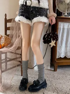 Vista dettagliata di calze slouch da donna in maglia con pizzo, morbide ed eleganti.